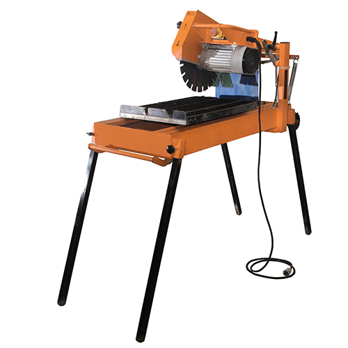 Orangefarbene Steintrennmaschine mit Sägeblatt